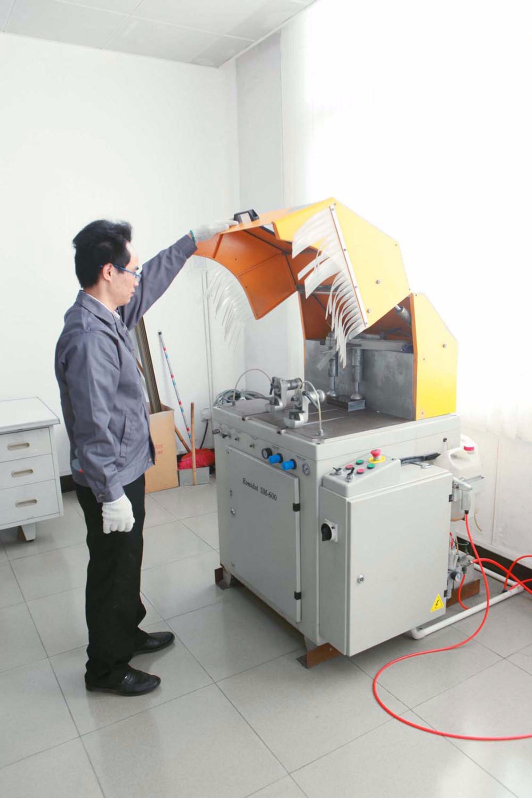 Precise sawing machine